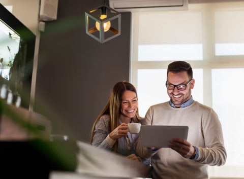 Pareja con tablet