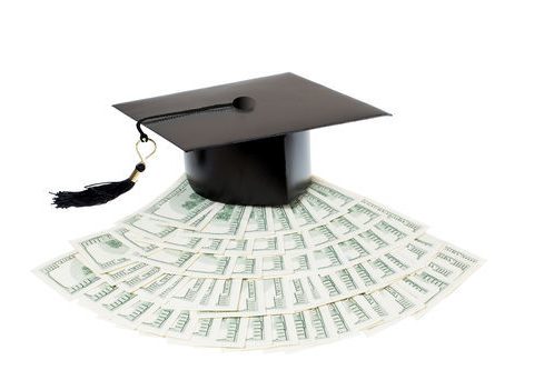 birrete de graduación con dinero