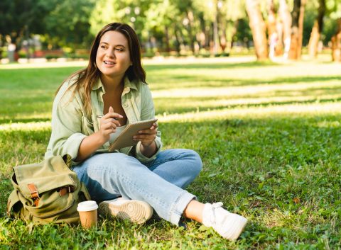 Estudiante haciendo deberes, e learning, preparandose para examen examen escribiendo poemas en universidad parque