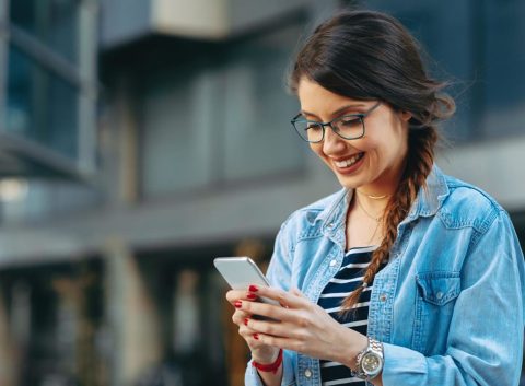 mujer con teléfono en la mano