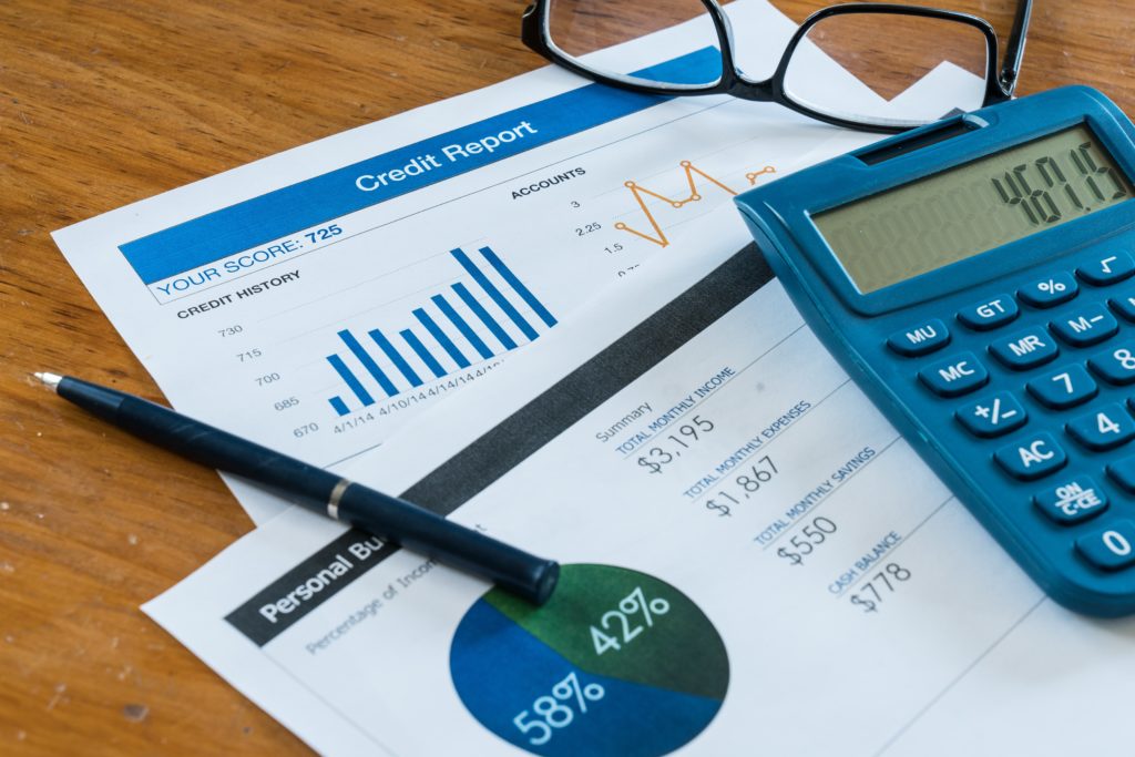 perjudicar o favorecer su crédito