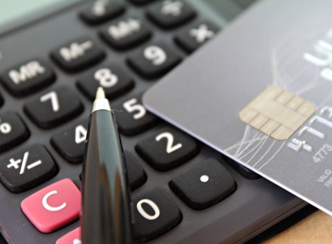 ¿Tiene sentido pagar los impuestos con tarjeta de crédito?