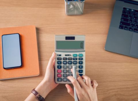 persona que calcula el presupuesto