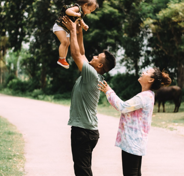 hombre y mujer jugando con un niño